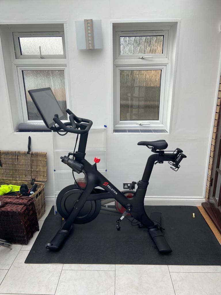 Peloton bike in perfect condition + 